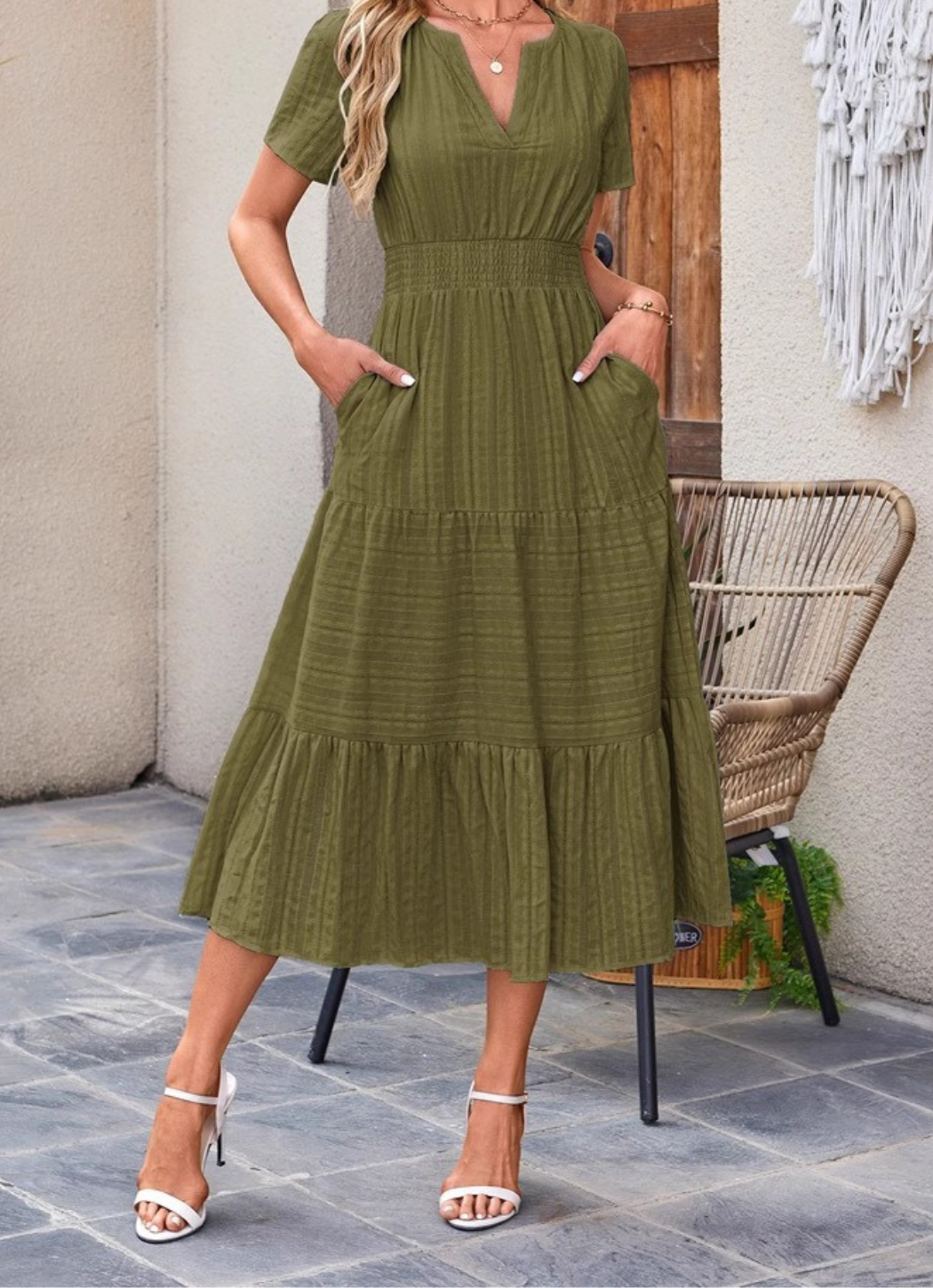 Jikina – Midi-Kleid Mit Gestuftem V-Ausschnitt Und Taschen