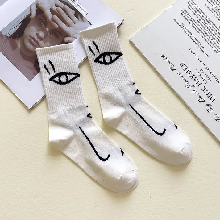 Felizitas – Socken mit abstrakter Linienkunst