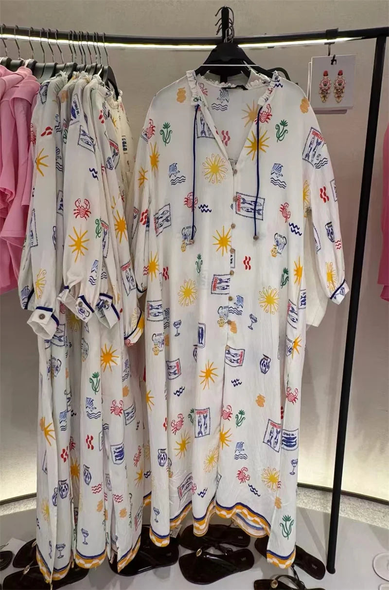 Maris – Langes Kleid mit Print und Ärmeln
