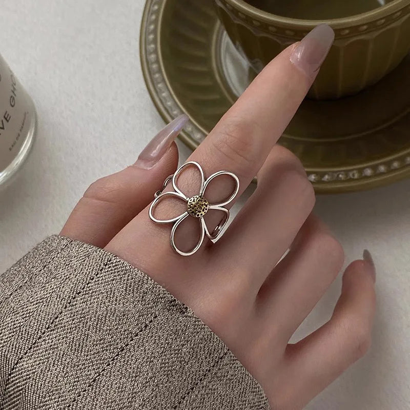 Nakoa – Sonnengebundener Ring aus Sterlingsilber mit Blütenblattdesign