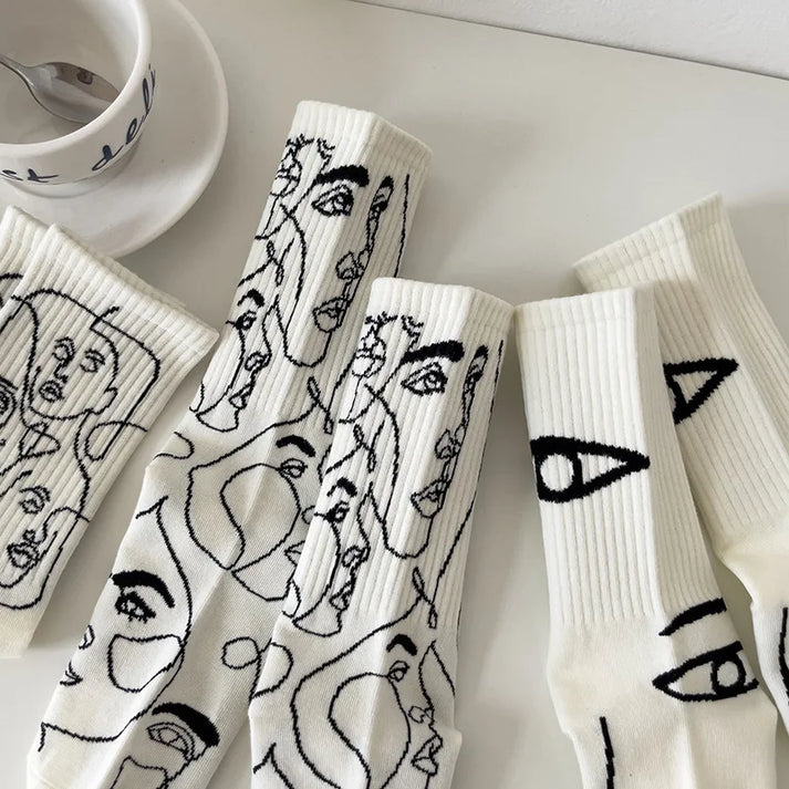 Felizitas – Socken mit abstrakter Linienkunst