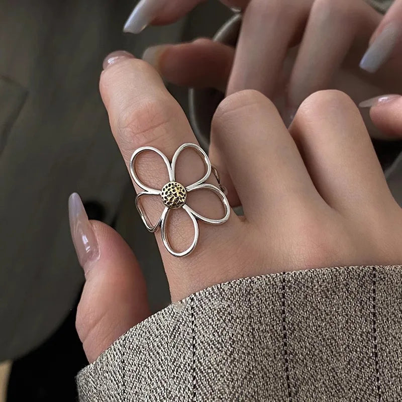 Nakoa – Sonnengebundener Ring aus Sterlingsilber mit Blütenblattdesign