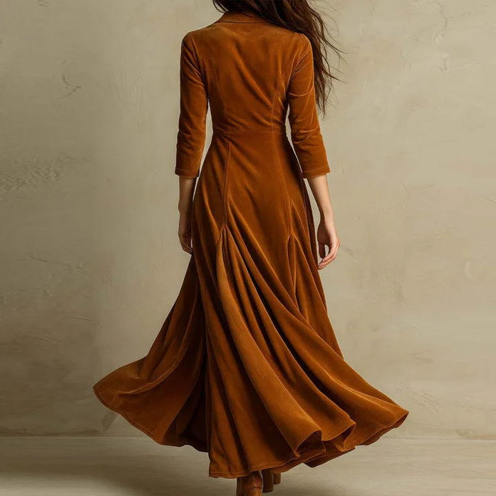 Nyvana – Maxikleid mit Knöpfen und Plissee Rock