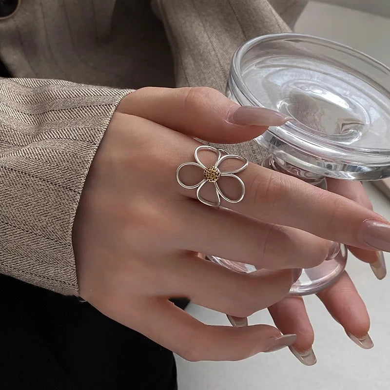 Nakoa – Sonnengebundener Ring aus Sterlingsilber mit Blütenblattdesign