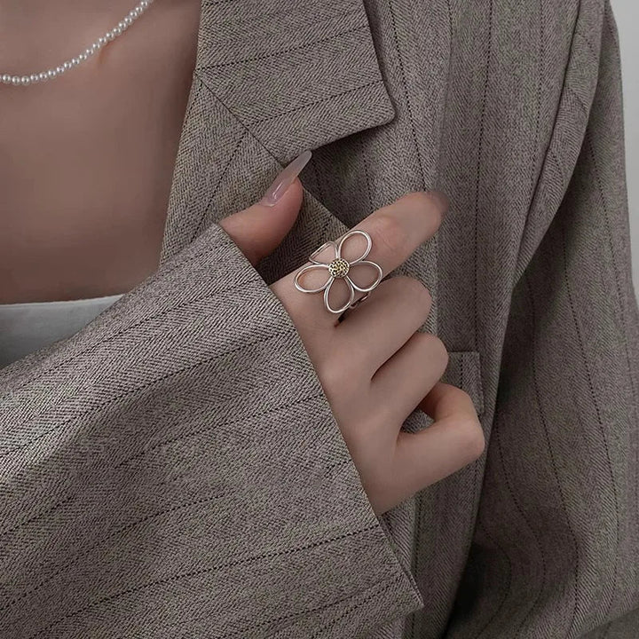 Nakoa – Sonnengebundener Ring aus Sterlingsilber mit Blütenblattdesign
