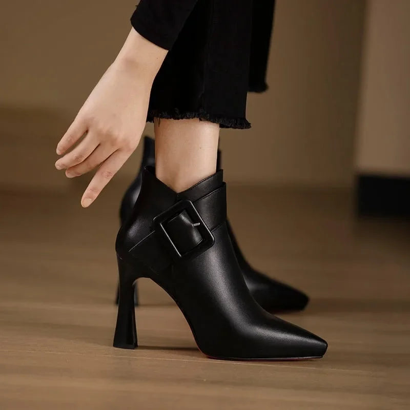 Nadine – Elegante Stiefeletten Mit Schnalle