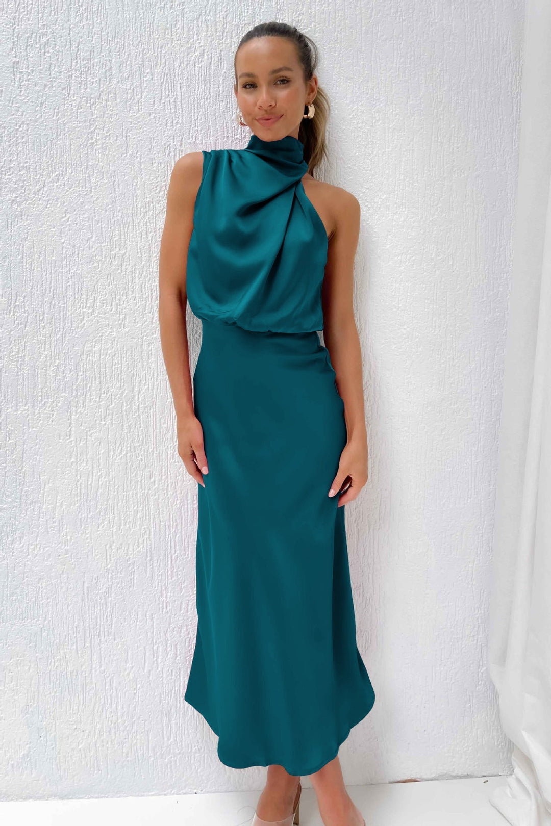 Justyna – Langes Kleid mit Neckholder-Ausschnitt