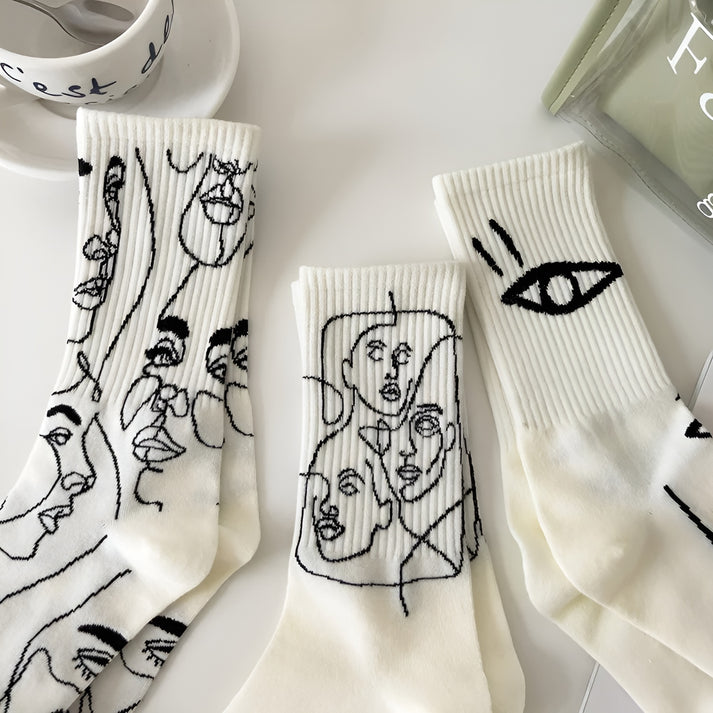 Felizitas – Socken mit abstrakter Linienkunst