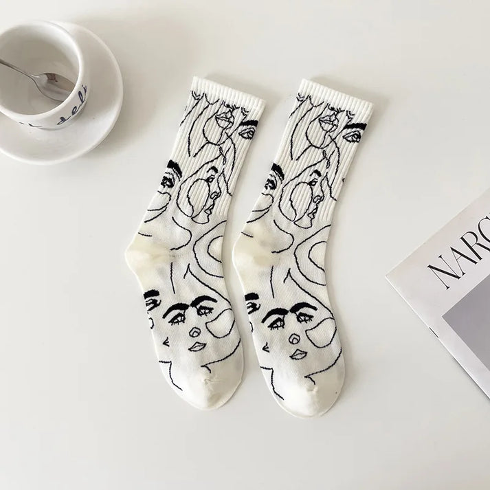 Felizitas – Socken mit abstrakter Linienkunst