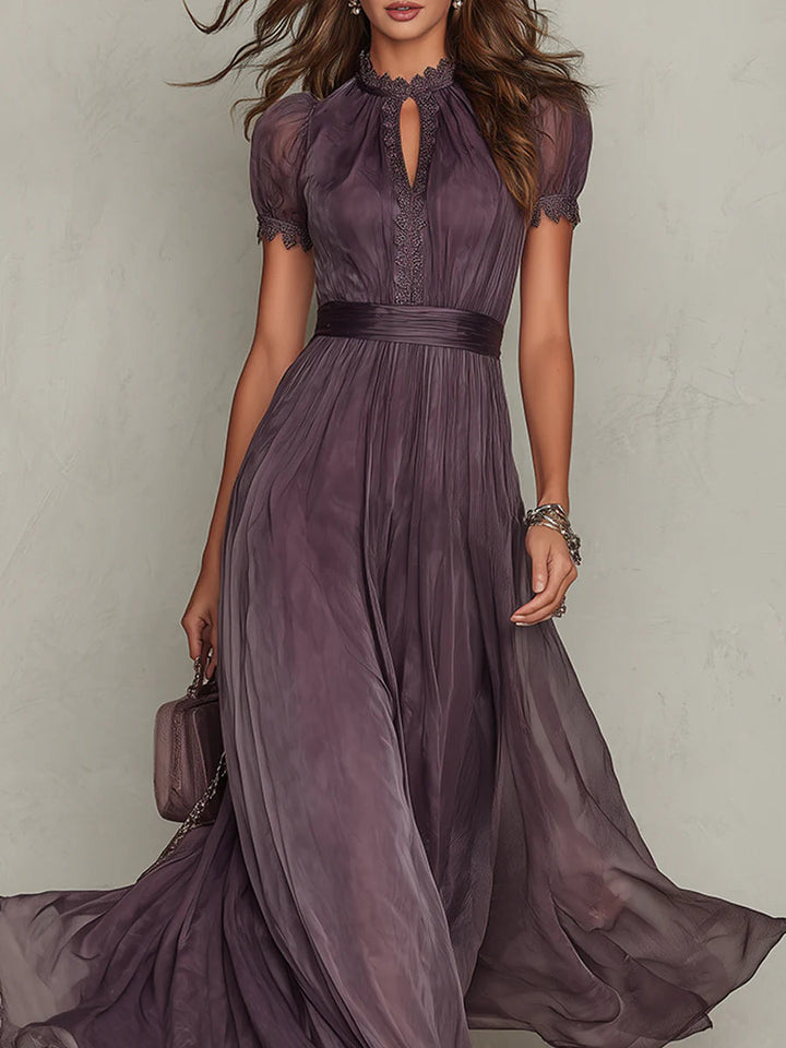 Cynthy – Fließendes Maxikleid in Pflaumenblau Mit Spitze