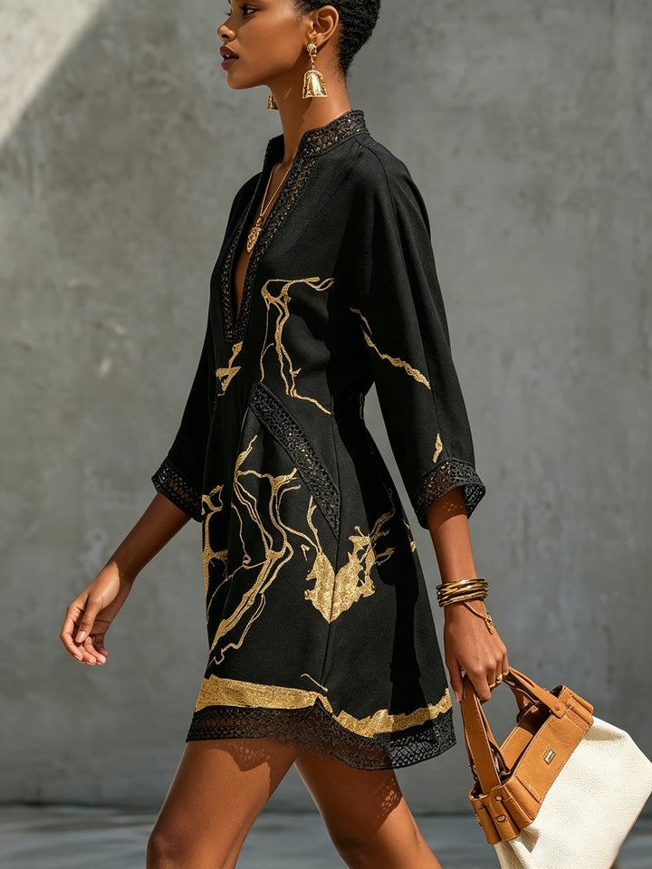 Arlinen – Minikleid mit goldenem Marmorprint und Häkelspitze
