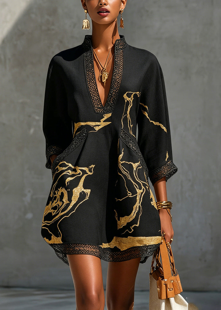 Arlinen – Minikleid mit goldenem Marmorprint und Häkelspitze