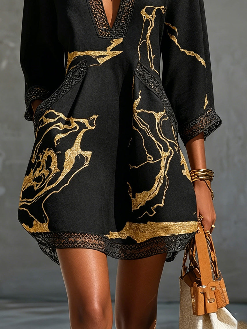 Arlinen – Minikleid mit goldenem Marmorprint und Häkelspitze