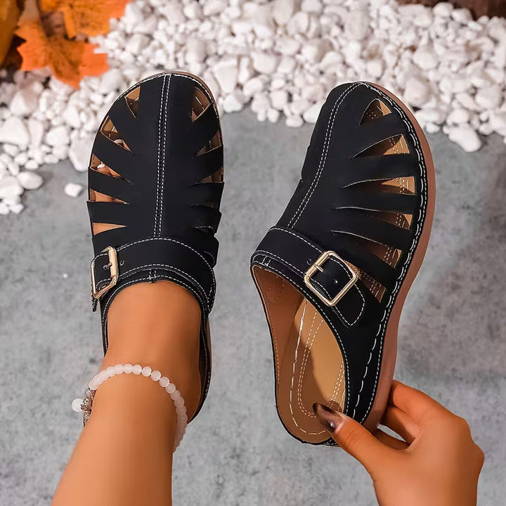 Alvena – Flache Sandalen mit Geschlossener Zehenpartie Ausschnitt Und Schnalle