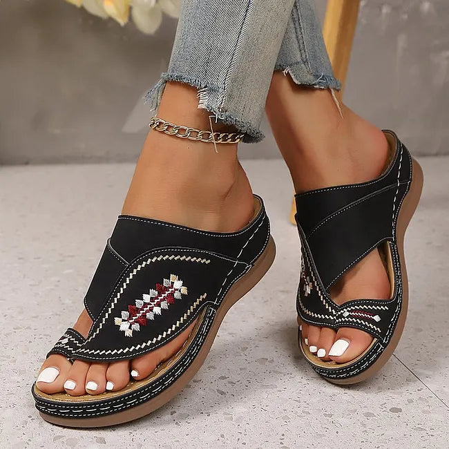 Jacky – Sandalen Mit Keilabsatz Und Bestickter Zehenschlaufe