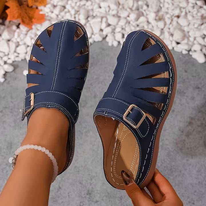 Alvena – Flache Sandalen mit Geschlossener Zehenpartie Ausschnitt Und Schnalle