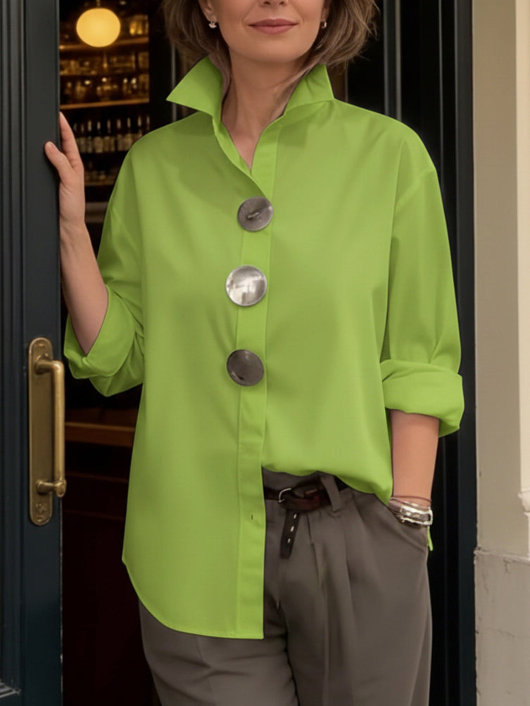 Lyyn – Bluse Mit Hohem Kragen Und Auffälligen Knöpfen