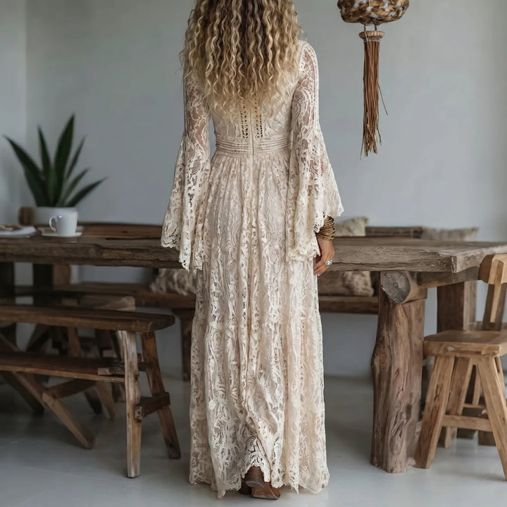 Chariya – Bohemian Maxikleid mit Glockenärmeln aus floraler Spitze