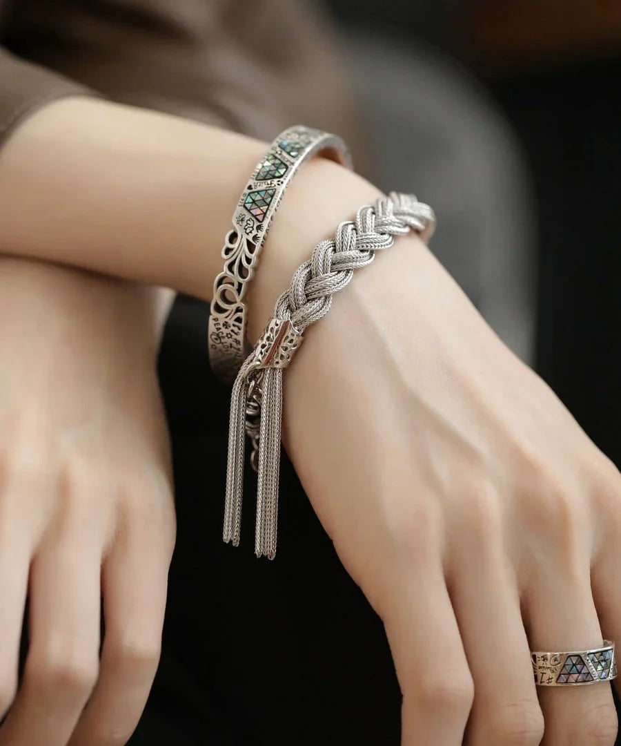 Mazie – Seidenarmband mit Silbernem Webmuster und Quaste