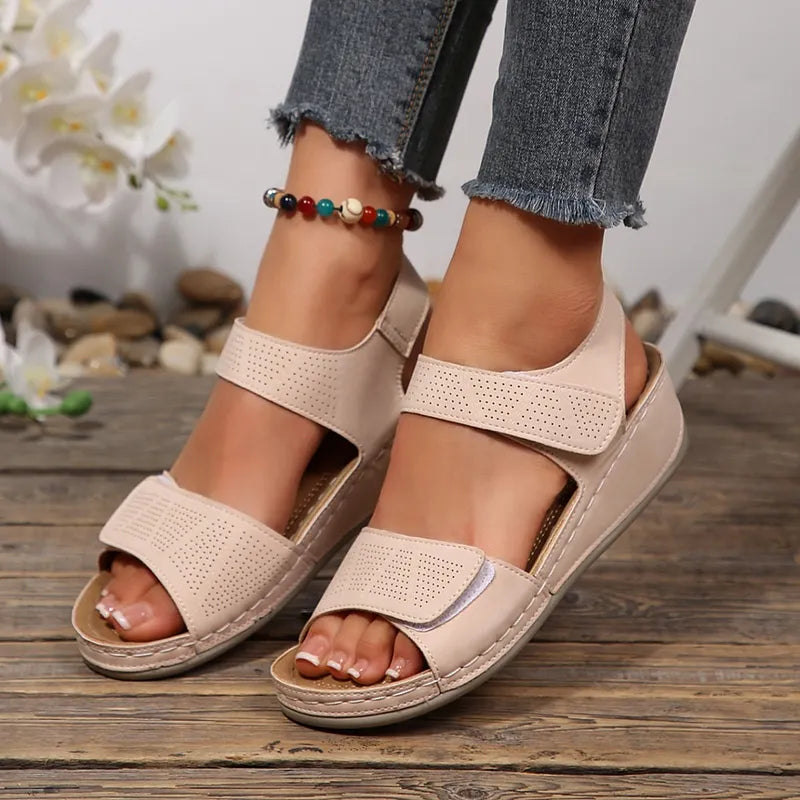 Tanaeva – Bequeme Keilabsatz Sandalen mit Klettverschluss