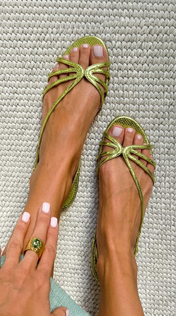 Schila – Glänzende Sandalen mit Riemchen