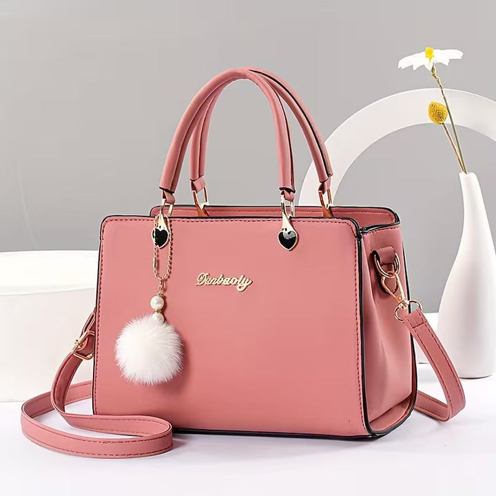 Sanika – Handtasche Mit Pompon Anhänger Und Schulterriemen