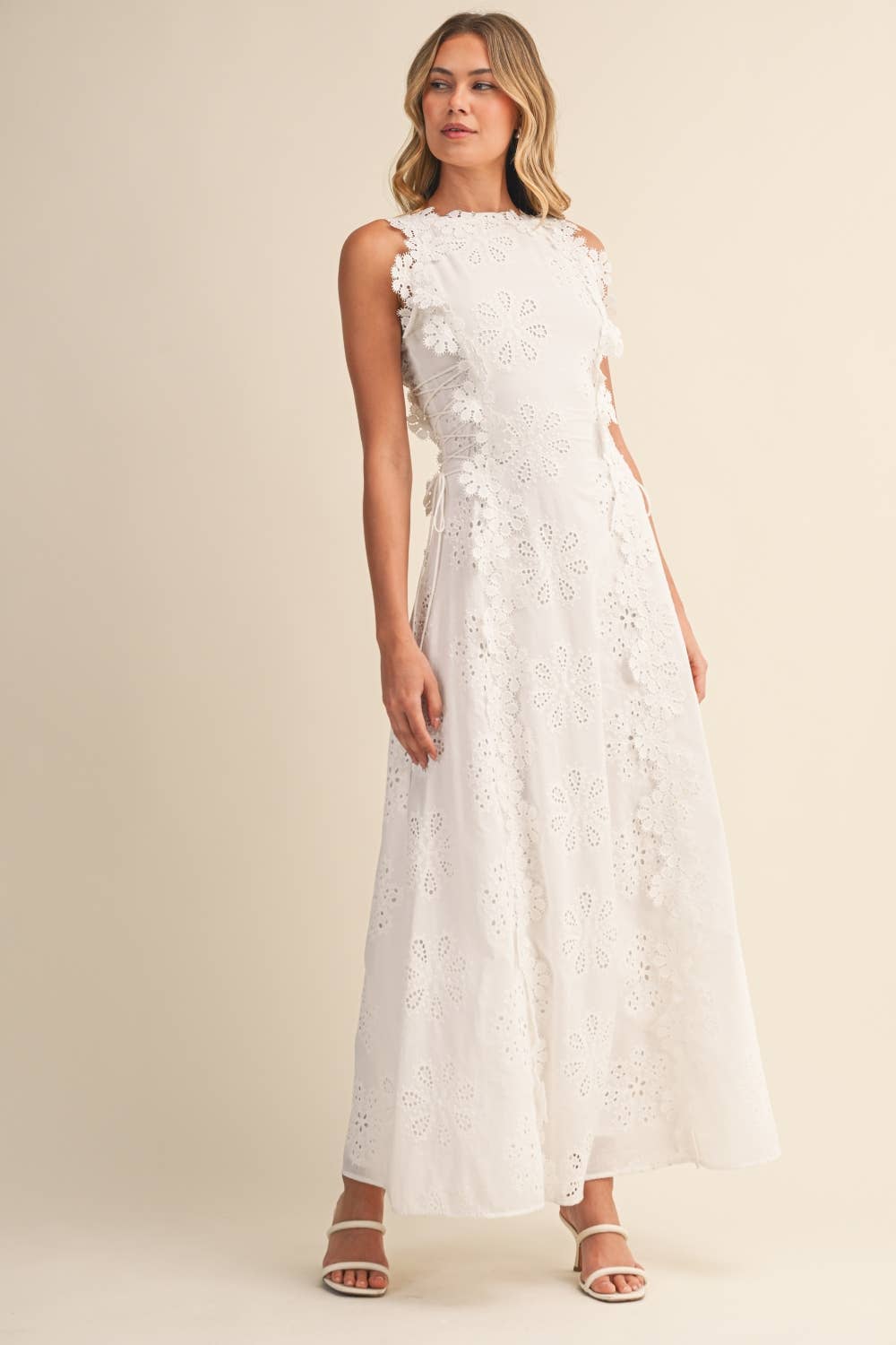 Azalia – Ärmelloses Maxikleid mit Blumenstickerei