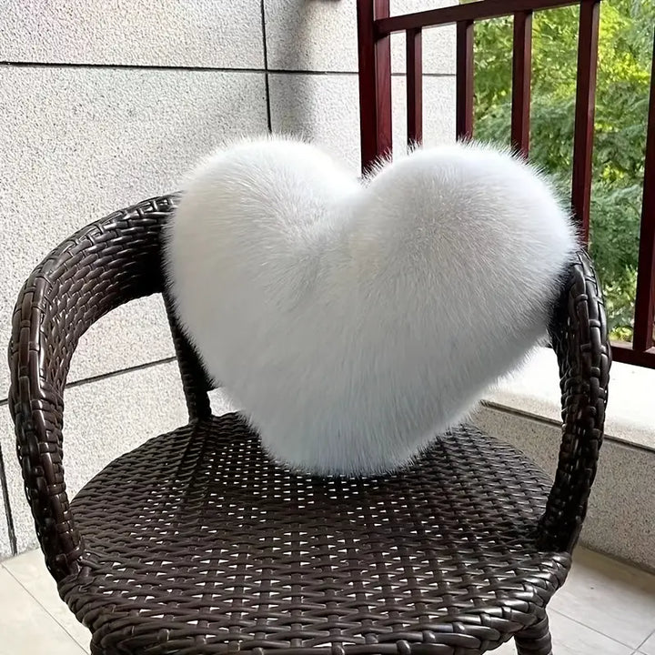 HeartNest – Ein Niedliches Plüschkissen in Herzform
