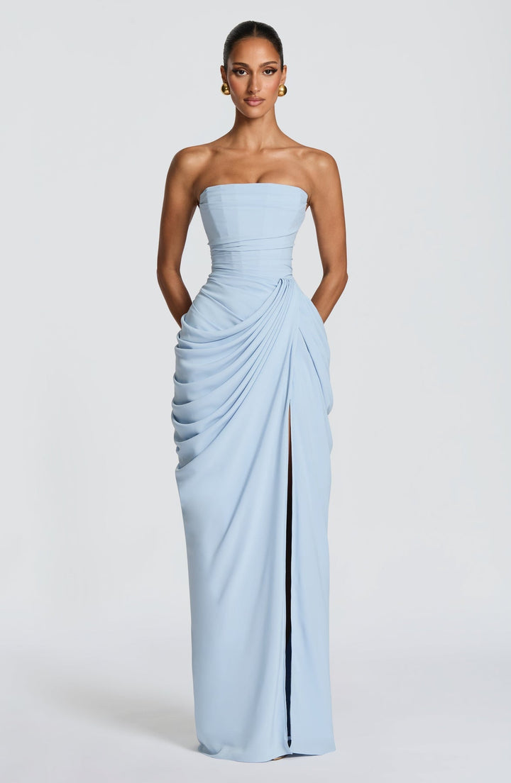 Sabrina – Trägerloses, figurbetontes Maxikleid mit Schlitz