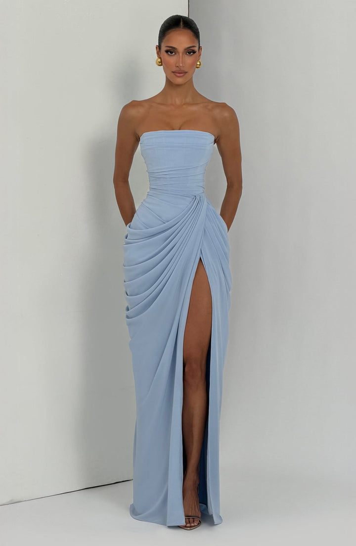 Sabrina – Trägerloses, figurbetontes Maxikleid mit Schlitz