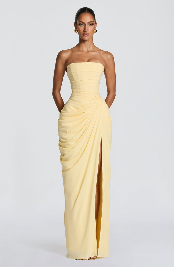 Sabrina – Trägerloses, figurbetontes Maxikleid mit Schlitz