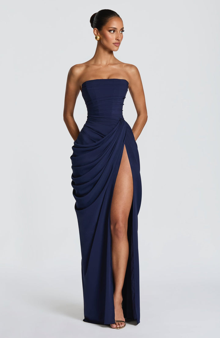 Sabrina – Trägerloses, figurbetontes Maxikleid mit Schlitz