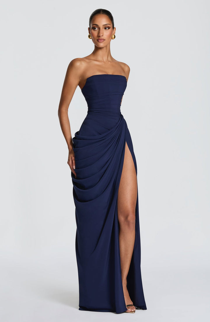 Sabrina – Trägerloses, figurbetontes Maxikleid mit Schlitz