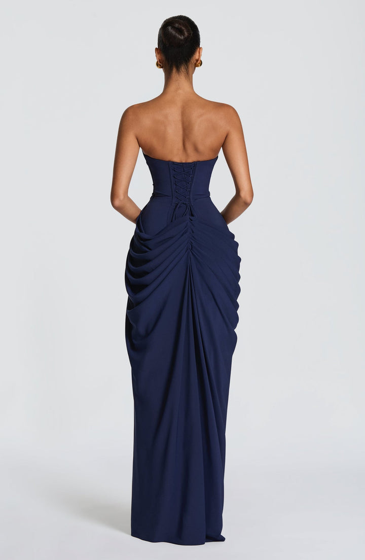Sabrina – Trägerloses, figurbetontes Maxikleid mit Schlitz