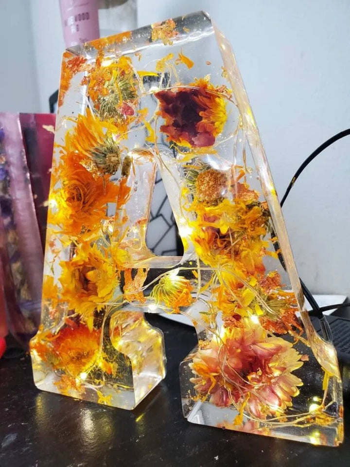 FloraShine – Handgefertigte Blumen-Harz-Nachtlampe