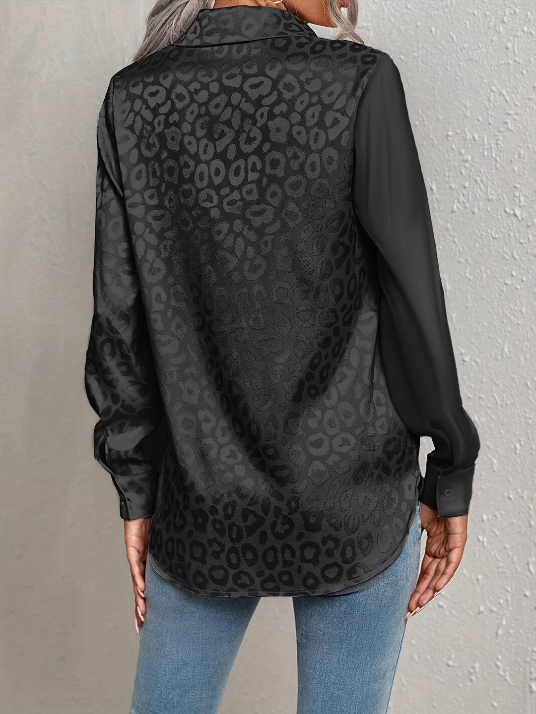 Gwendolyn – Zweifarbiges Satinhemd Mit Leopardenmuster Und Jacquard Knopfleiste