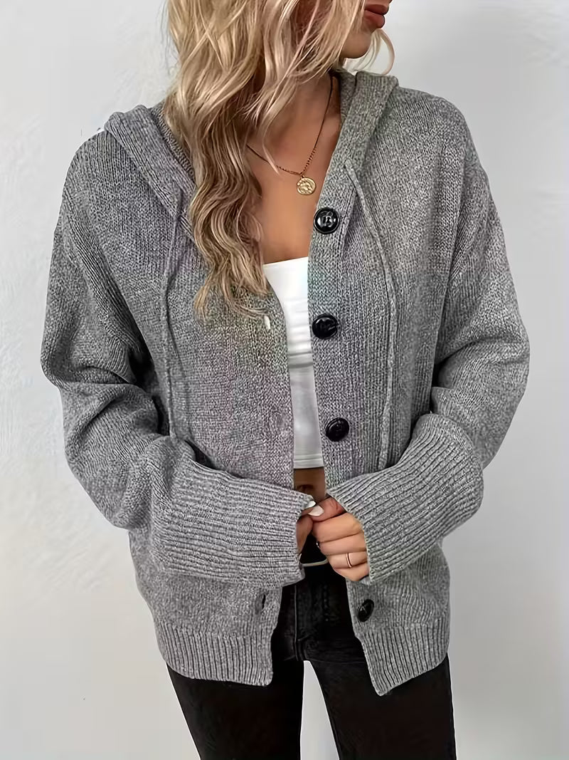 Karalina – Strickjacke Mit Kapuze, Knopfleiste Und Zopfmuster