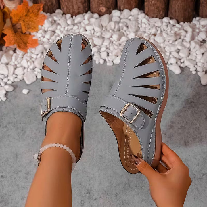 Alvena – Flache Sandalen mit Geschlossener Zehenpartie Ausschnitt Und Schnalle
