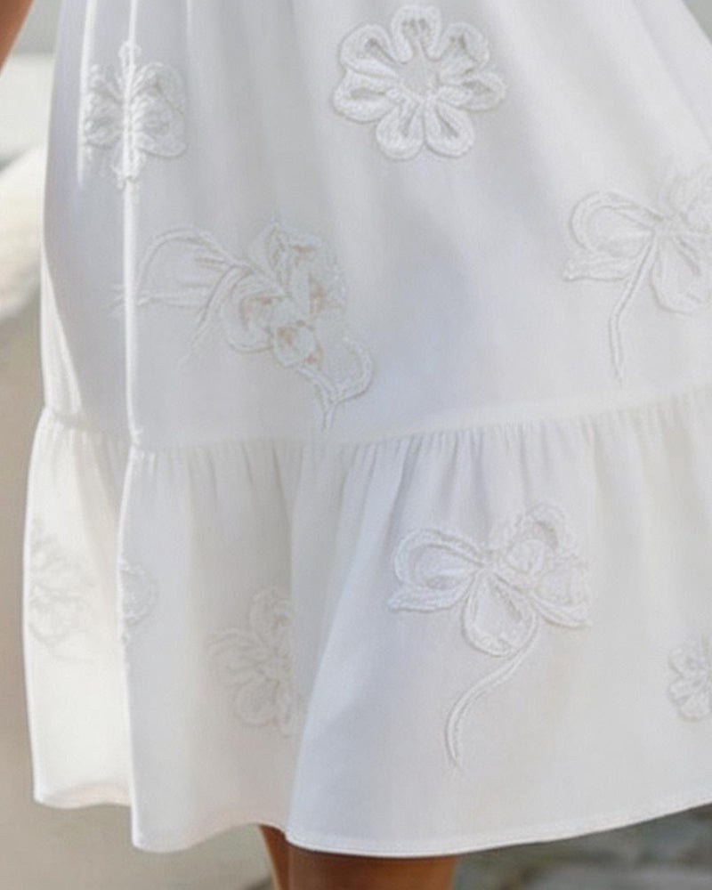 Nija – Kleid mit V-Ausschnitt und Rüschen