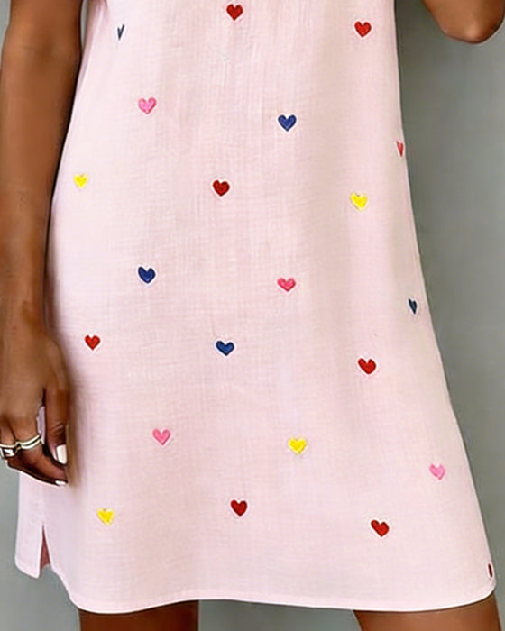 Steinunn – Buntes Kleid Mit Herz drucken Und V-Ausschnitt