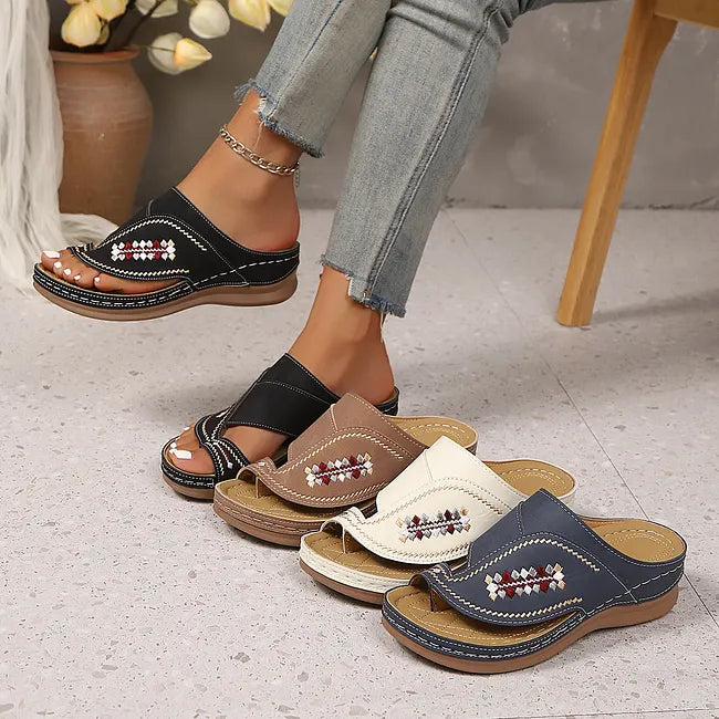 Jacky – Sandalen Mit Keilabsatz Und Bestickter Zehenschlaufe