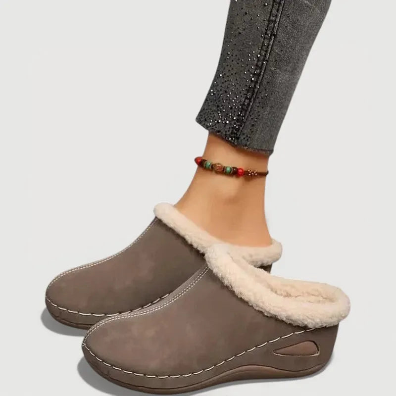 Achly – Plüsch Jeans Plateau Hausschuhe
