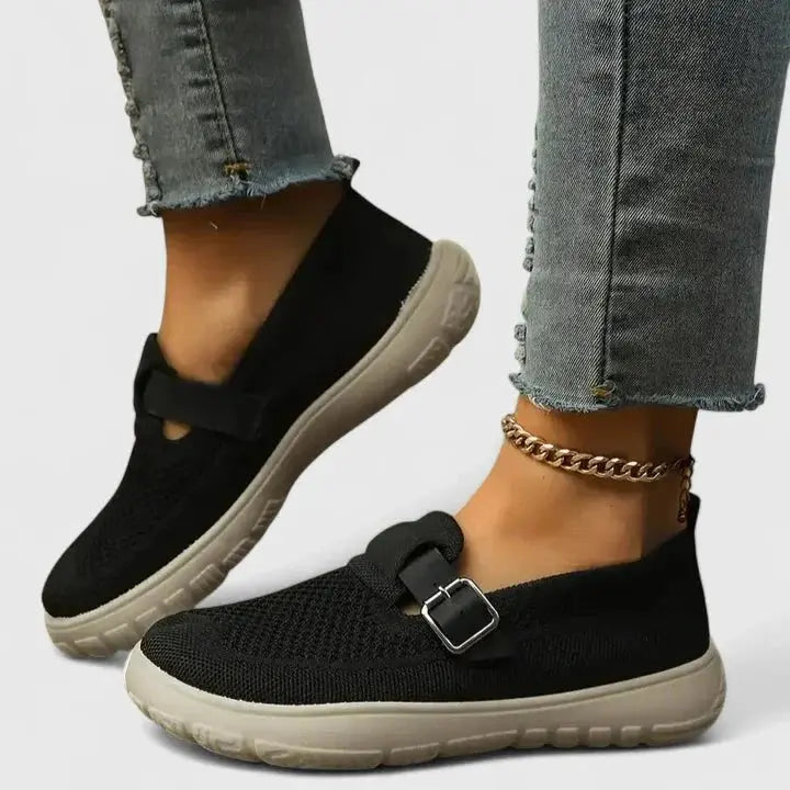 Clemencia – Loafer mit Strickobermaterial und Schnallenriemen