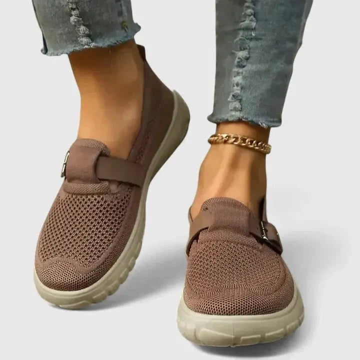 Clemencia – Loafer mit Strickobermaterial und Schnallenriemen
