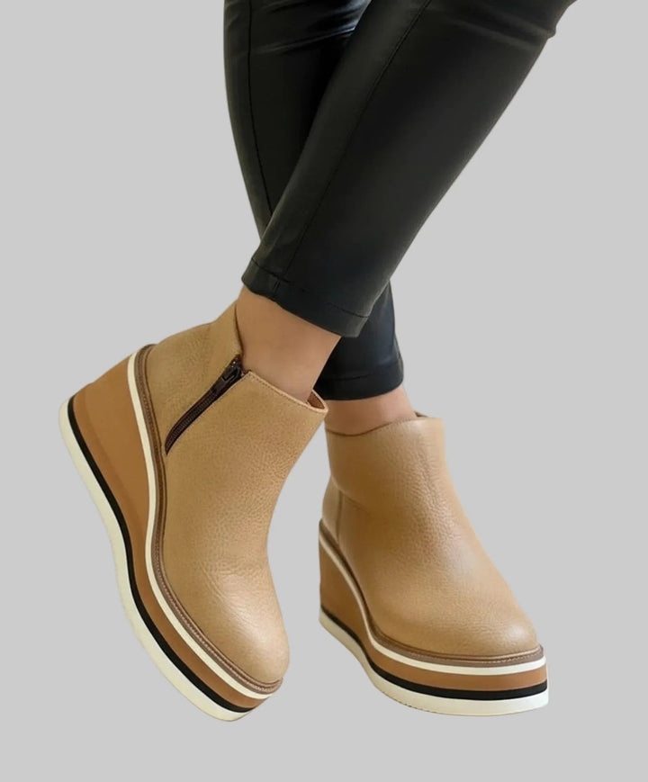 Sevilay – Stiefeletten mit Keilabsatz und Reißverschluss