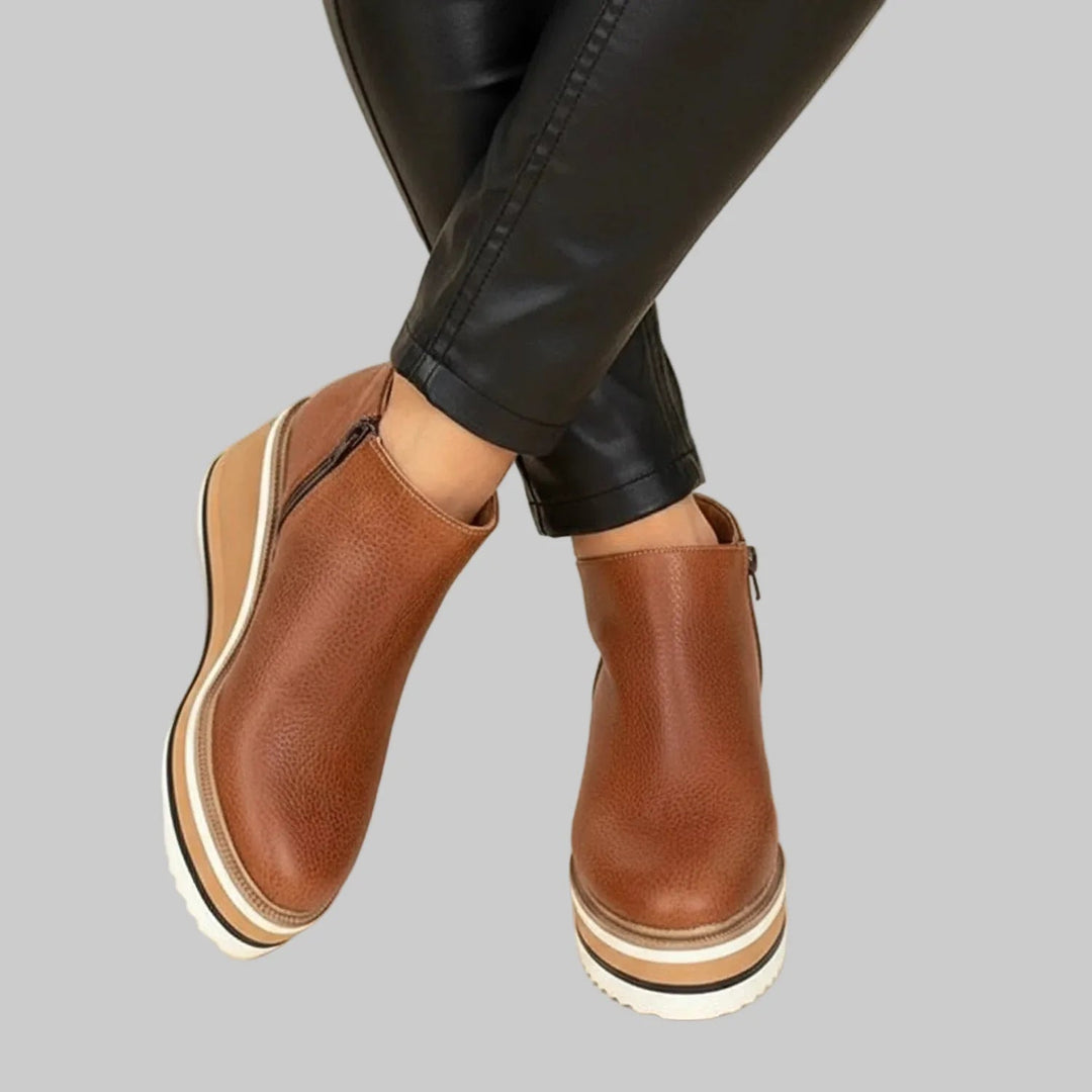 Sevilay – Stiefeletten mit Keilabsatz und Reißverschluss