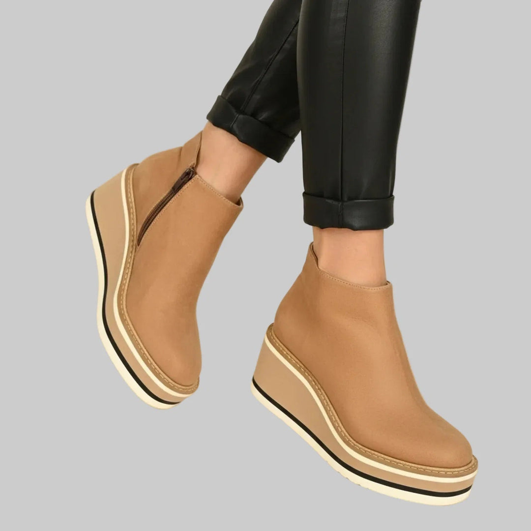 Sevilay – Stiefeletten mit Keilabsatz und Reißverschluss