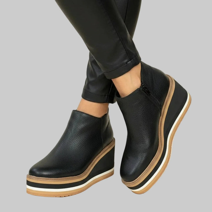 Sevilay – Stiefeletten mit Keilabsatz und Reißverschluss