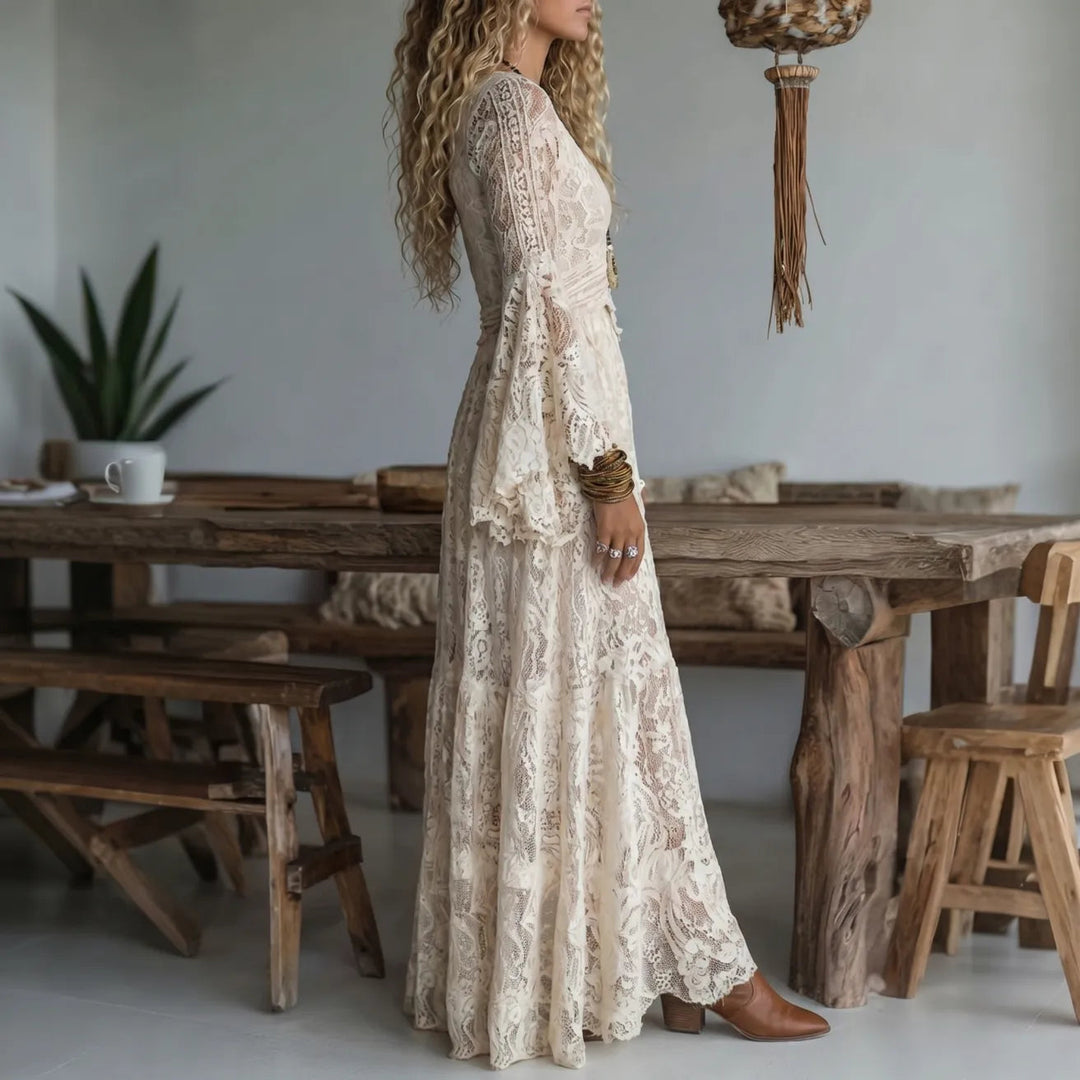 Chariya – Bohemian Maxikleid mit Glockenärmeln aus floraler Spitze