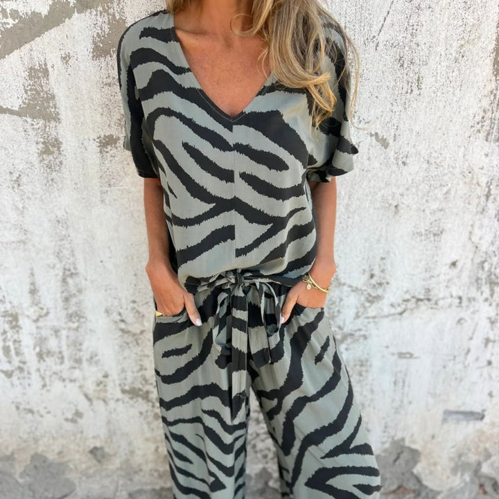 Gilberta – Zweiteiler aus Top mit V-Ausschnitt und Hose mit Zebra-Print